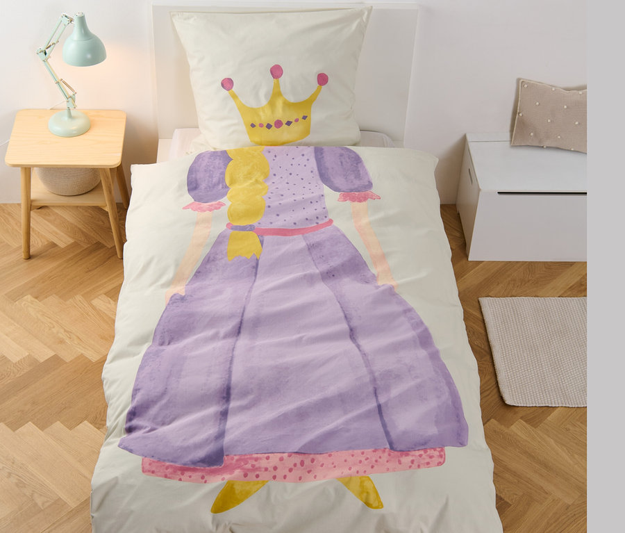 Parure de lit en renforcé pour enfants avec motif de princesse sur un lit.