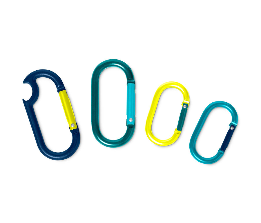 Quatre mousquetons de différentes couleurs.