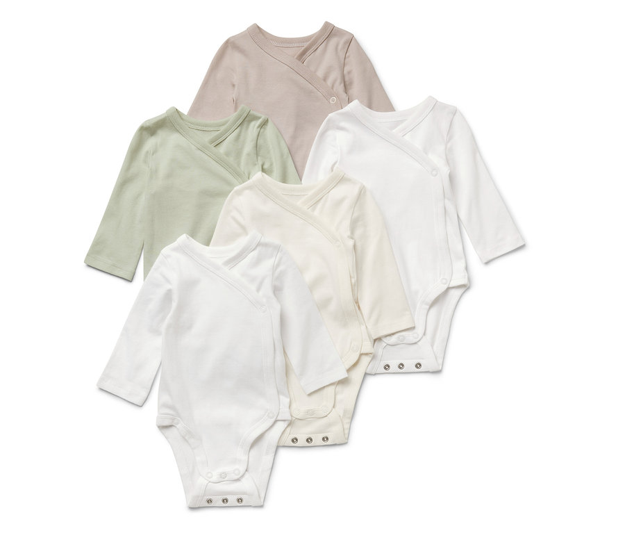Cinq bodys évolutifs pour bébé en blanc, beige et vert.