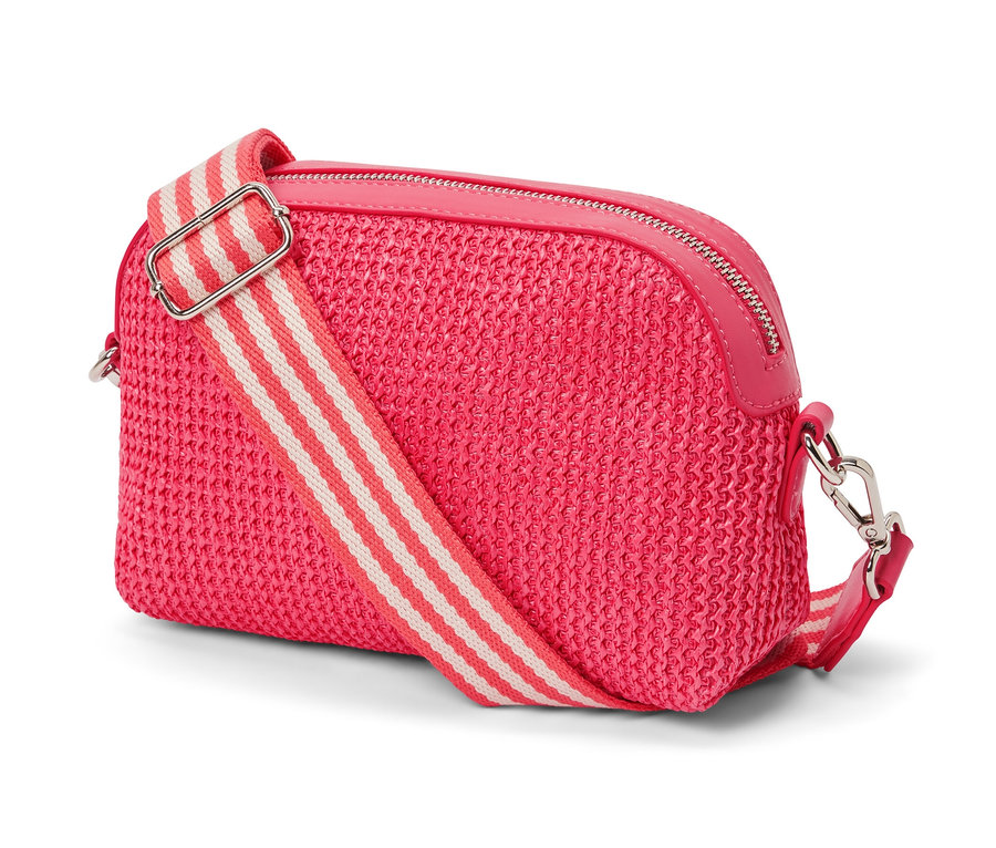 Détail d'un sac bandoulière rose avec une bandoulière rayée.