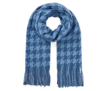 Écharpe bleue à motif pied-de-poule avec des franges sur fond blanc.