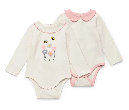 Deux bodies blancs à manches longues pour bébé, un avec un motif de fleurs et d'abeilles et l'autre avec un col rose.