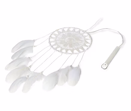 Attrape-rêves blanc avec des plumes et un interrupteur sur fond blanc.