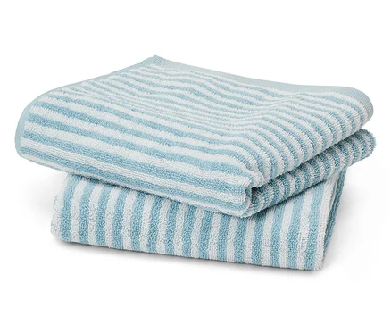 Pile de trois serviettes rayées bleu clair et blanc.