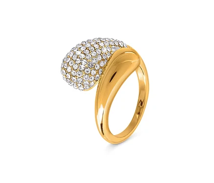 Bague dorée avec un ornement ovale incrusté de cristaux clairs.