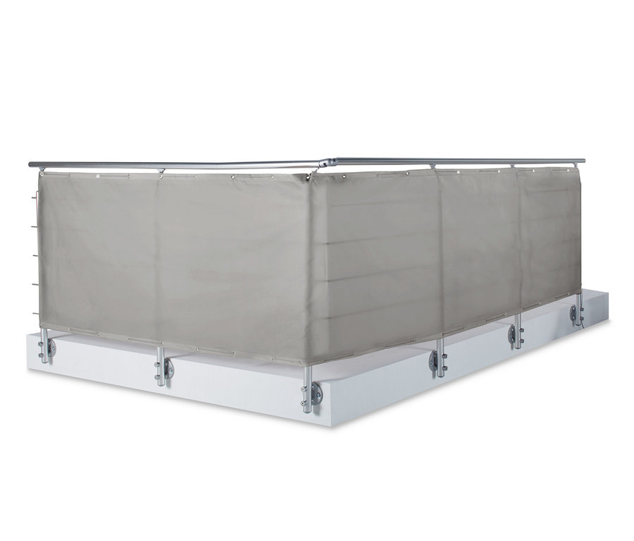 Un brise-vue gris pour balcon est fixé à une balustrade argentée.