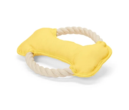 Un jouet en corde pour chien en forme d'os, tissu jaune et corde blanche.