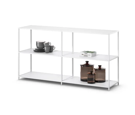 Console en métal blanche avec deux étagères sur lesquelles sont posées des tasses, des assiettes, des livres et des bocaux.