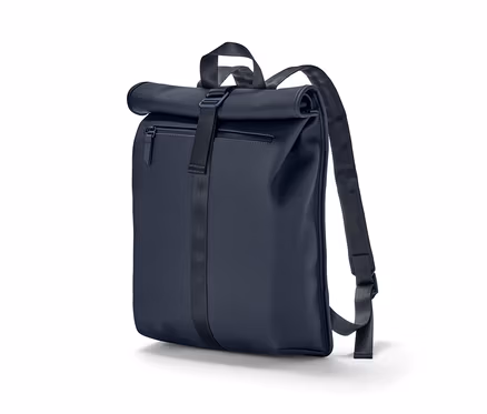Un sac à dos de pluie bleu enroulé sur un fond blanc.