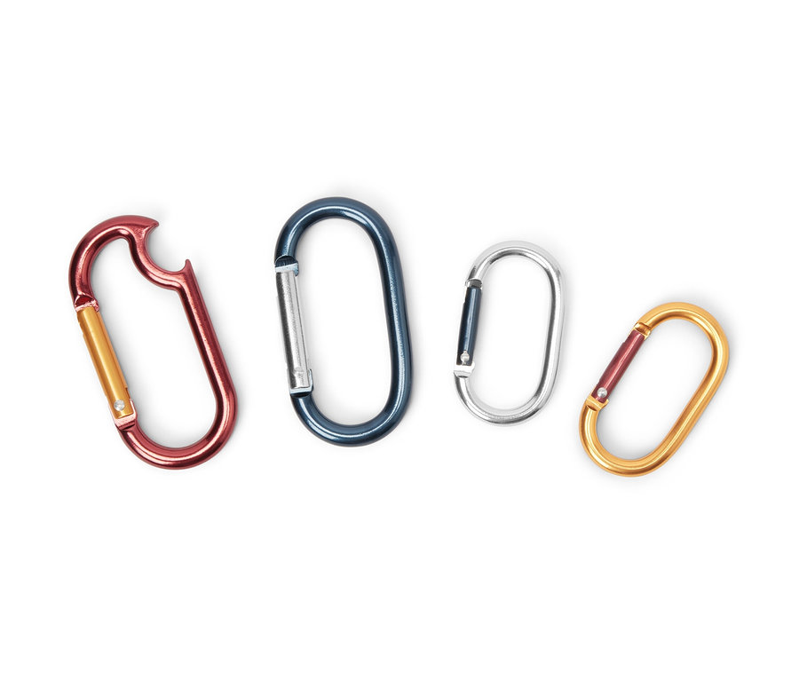 Quatre mousquetons de différentes couleurs.