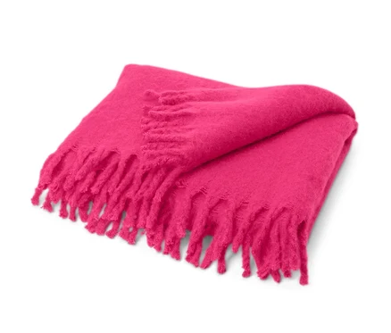Couverture rose vif, env. 130 x 150 cm, à franges sur fond blanc.