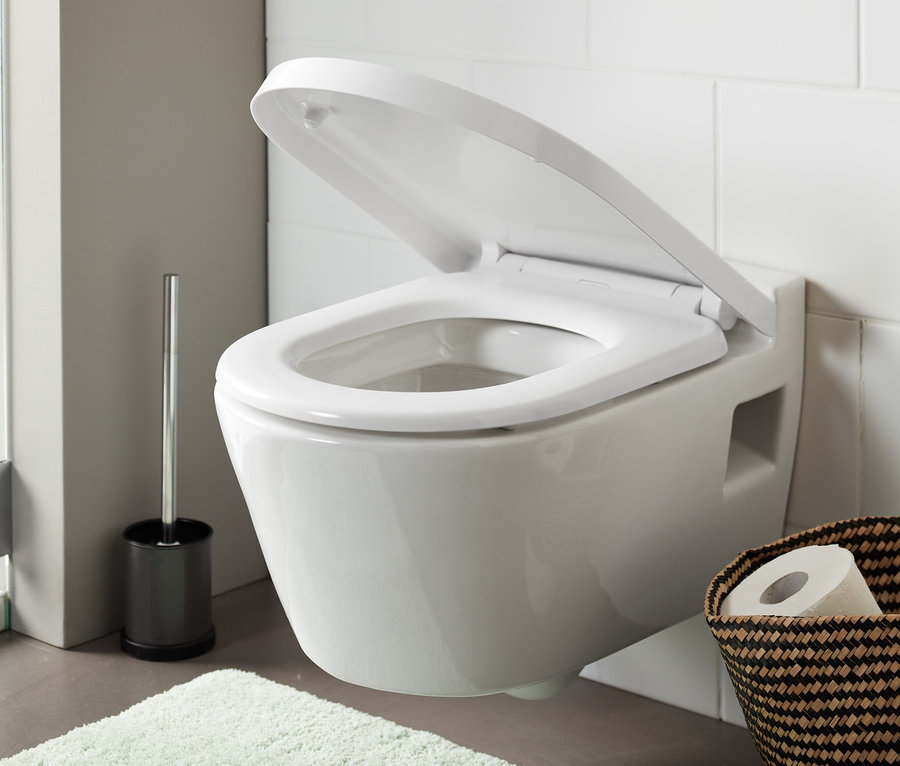 Siège WC premium avec abattant silencieux ouvert dans une salle de bain blanche.