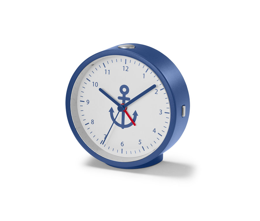 Réveil bleu avec rétro-éclairage et une ancre sur le cadran.
