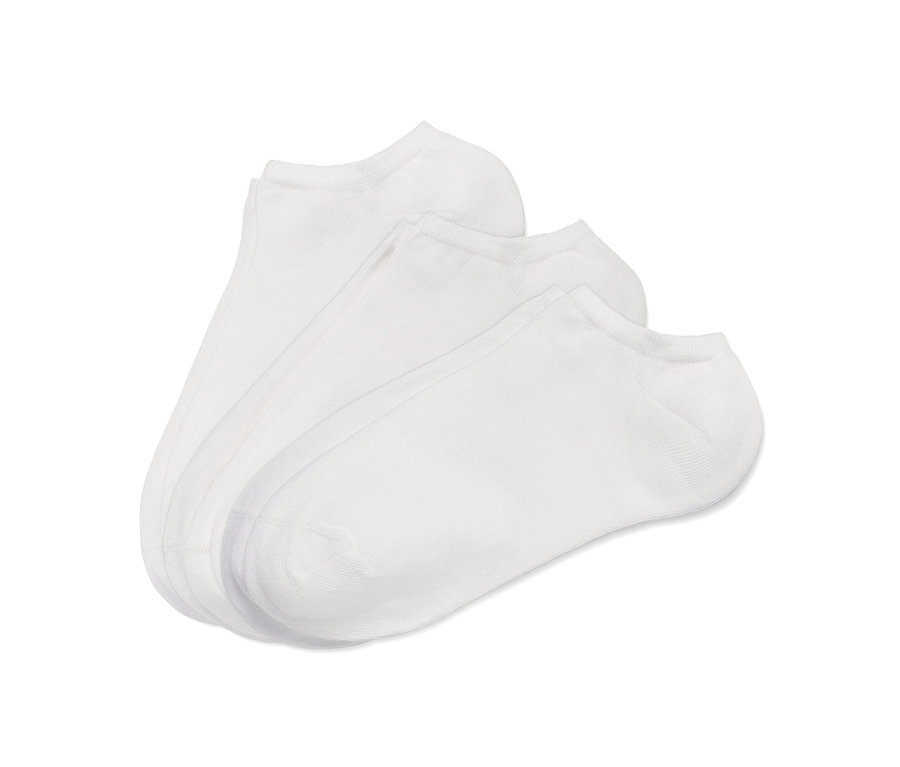 Trois paires de socquettes de sport blanches.