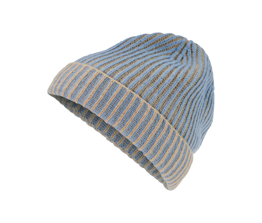 Un bonnet en maille à rayures bleues et beiges.