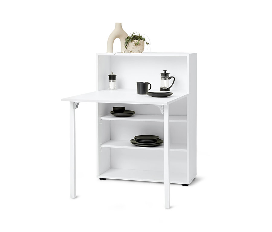 Étagère blanche avec table pliante, sur laquelle se trouvent une tasse, une assiette, une cafetière à piston et un pot à épices. Sur l'étagère supérieure se trouvent un vase et une fleur.