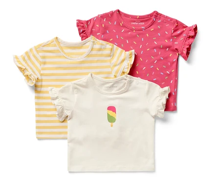 Trois t-shirts pour bébé : un jaune à rayures, un rose imprimé et un blanc avec une glace.