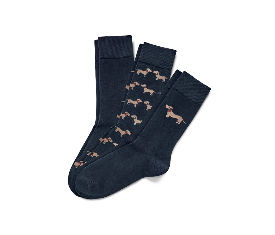 Trois paires de chaussettes.