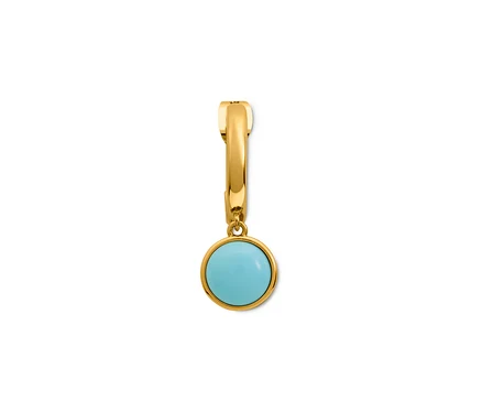 Créole dorée avec pendentif en pierre bleue.
