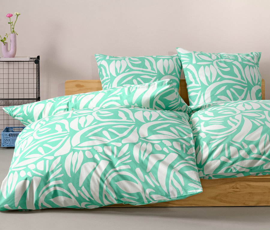 Parure de lit en renforcé verte, taille normale, sur un lit.