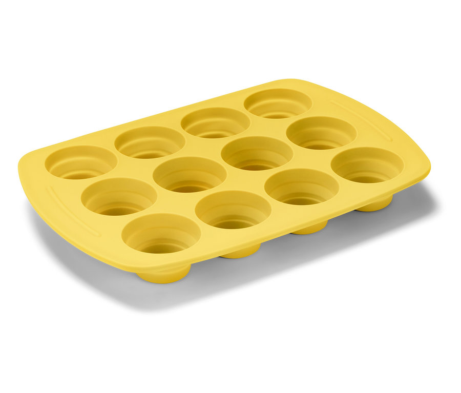 Moule à muffins en silicone jaune avec douze cavités disposées en rectangle.