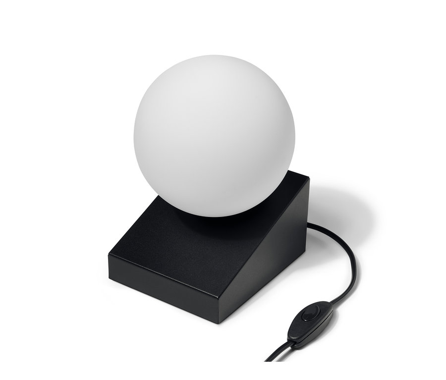 Lampe de table « globe en verre » avec socle noir et interrupteur sur le câble.