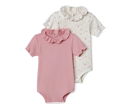 Deux bodys pour bébé à manches courtes et col à froufrous décoratif, un rose et un à motif floral.
