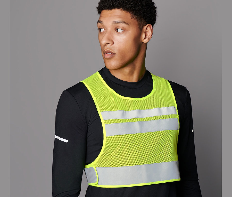 Un homme porte un gilet réfléchissant.