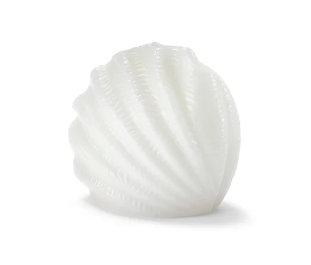 Un coquillage décoratif blanc à LED est posé sur un fond blanc.