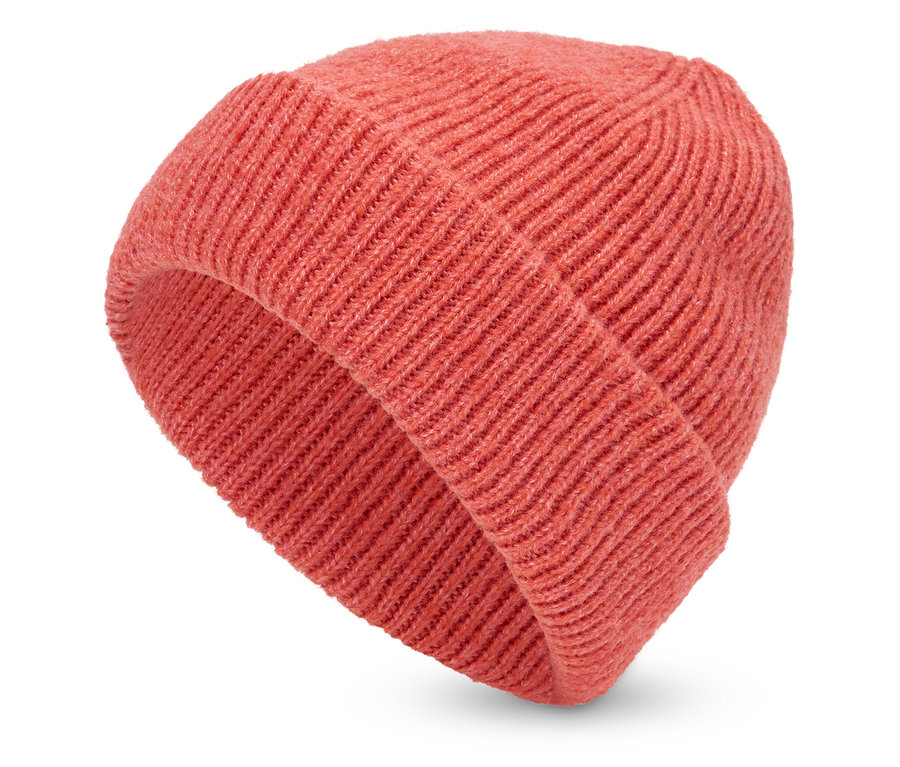 Bonnet tricoté corail sur fond blanc.