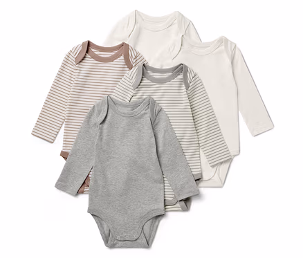 Cinq bodies pour bébé à manches longues en gris, crème et rayé.