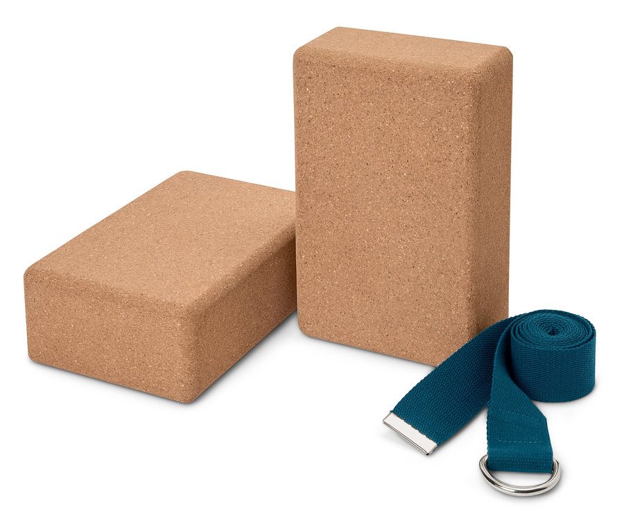 Deux blocs de yoga en liège et une sangle de yoga bleue.