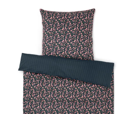 Linge de lit à motif floral avec une taie d'oreiller unie.