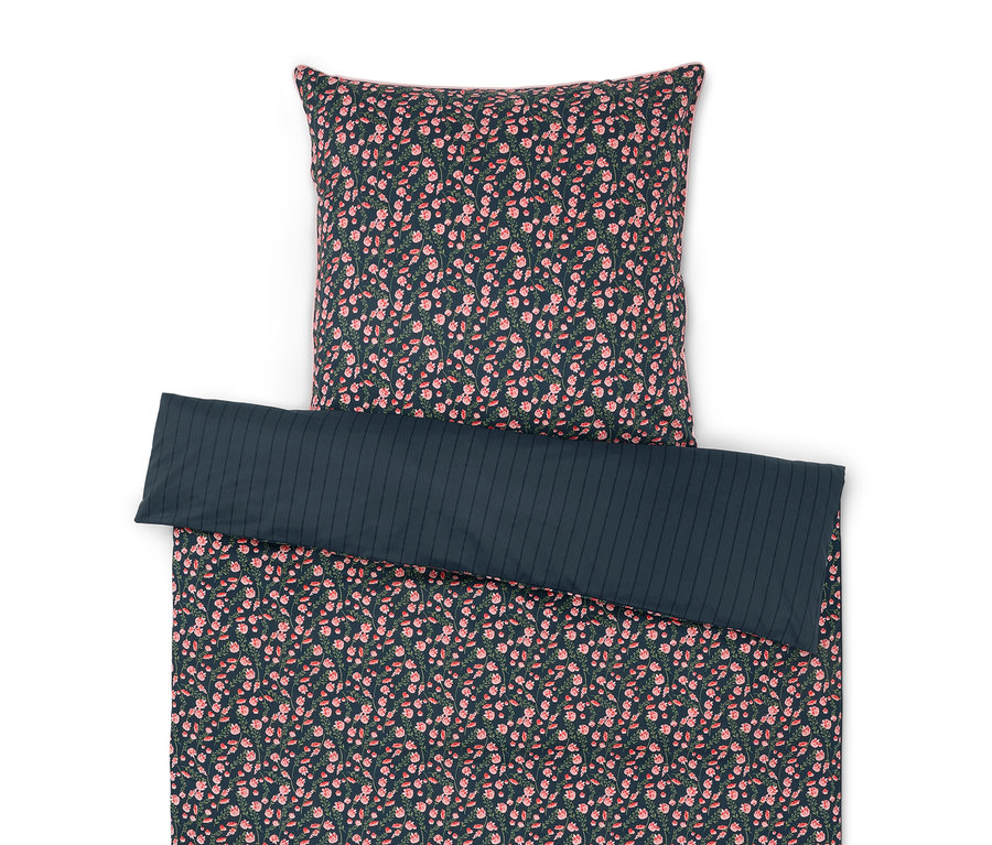 Linge de lit à motif floral avec une taie d'oreiller unie.