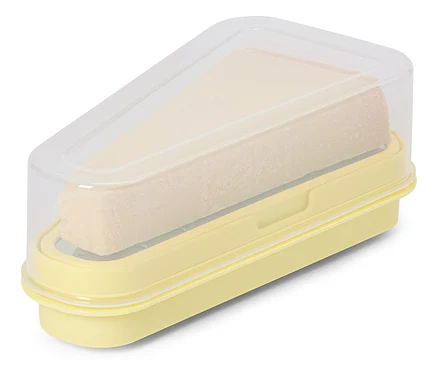 Un morceau de fromage dans une boîte à fromage jaune avec un couvercle transparent.
