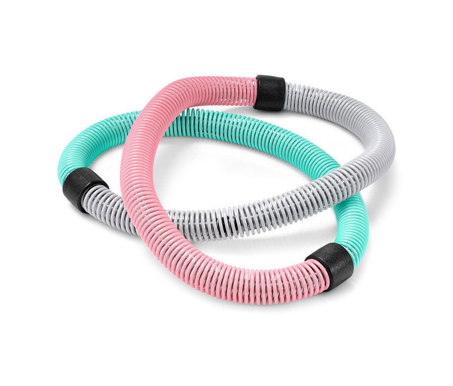 Deux cerceaux de fitness flexibles entrelacés, un rose et un turquoise-gris.