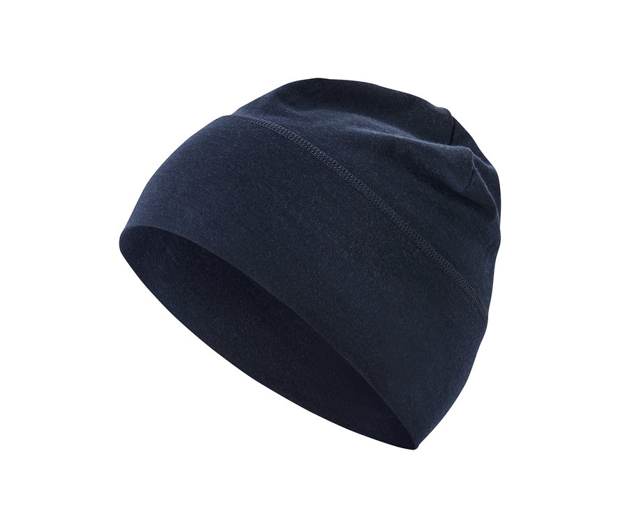 Gros plan d'un bonnet avec laine sur fond blanc.