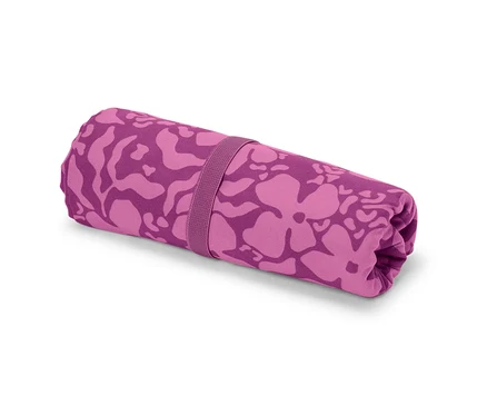 Une serviette de toilette outdoor enroulée avec un motif violet et un élastique.