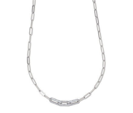 Collier chaîne argentée avec un maillon décoratif au centre.