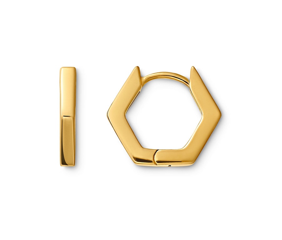 Deux boucles d'oreilles dorées, une hexagonale et l'autre rectangulaire.