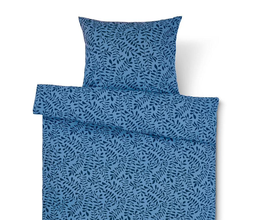 Ensemble de literie bleu clair avec motif de feuilles bleu foncé et oreiller.