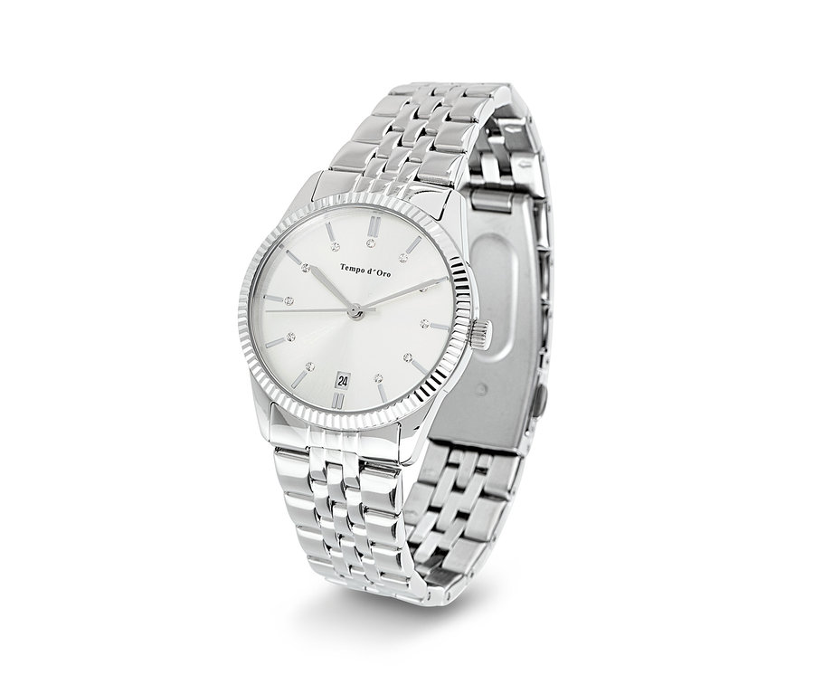 Une montre argentée avec un bracelet en métal et un cadran blanc.