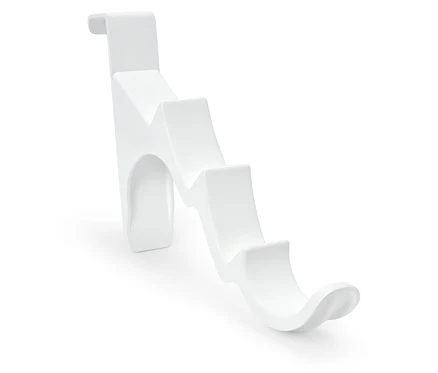 Support blanc en forme d'escalier sur fond blanc.
