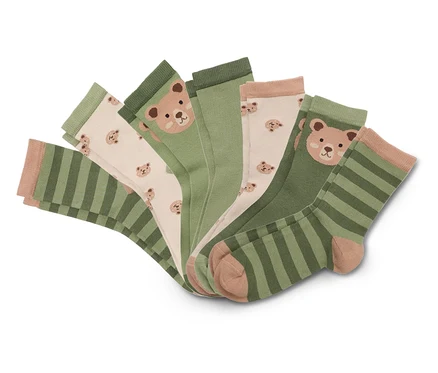 Cinq chaussettes disposées en éventail : vert rayé, beige avec oursons, vert uni, beige avec oursons et vert rayé.