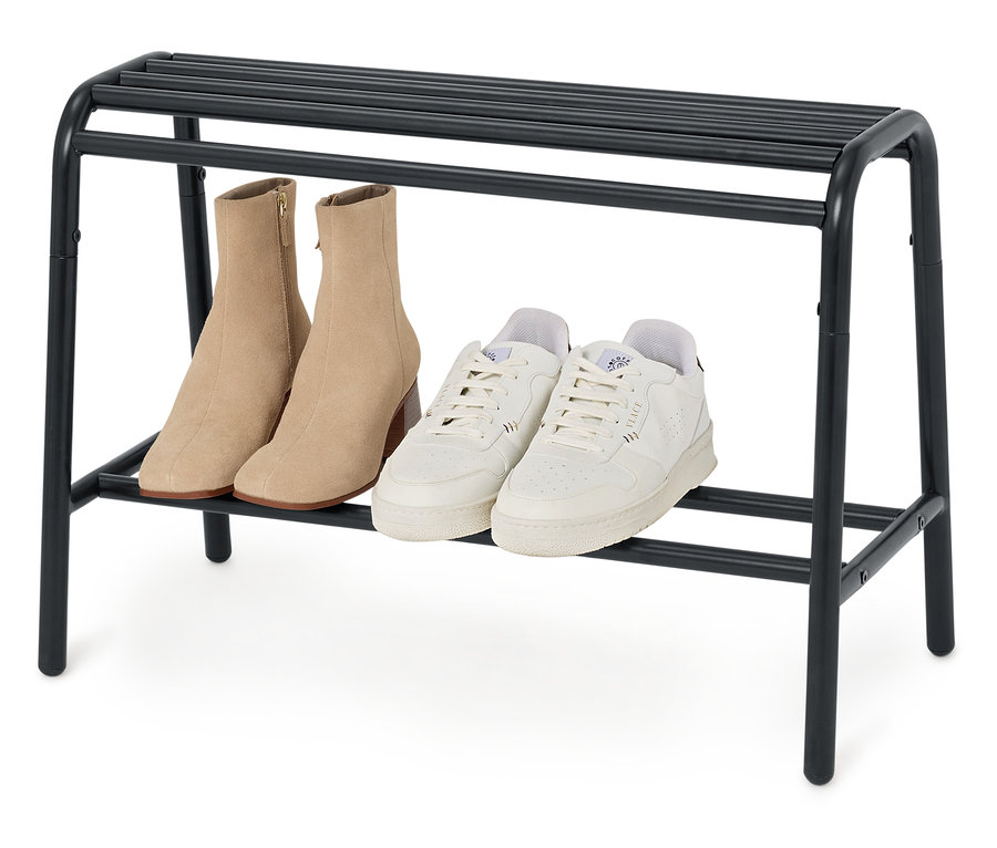 Sur un porte-chaussures noir se trouvent une paire de bottines beiges et une paire de baskets blanches.