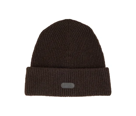 Bonnet côtelé marron foncé avec un revers plié et un écusson noir avec le logo Fila sur le devant.
