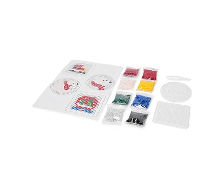 Kit de loisirs créatifs avec une feuille de motifs pour perles à repasser, huit sachets de perles colorées, deux plaques et un outil.
