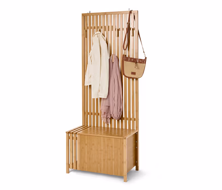 Porte-manteau en bambou avec banc, avec une veste, une écharpe et un sac suspendus.