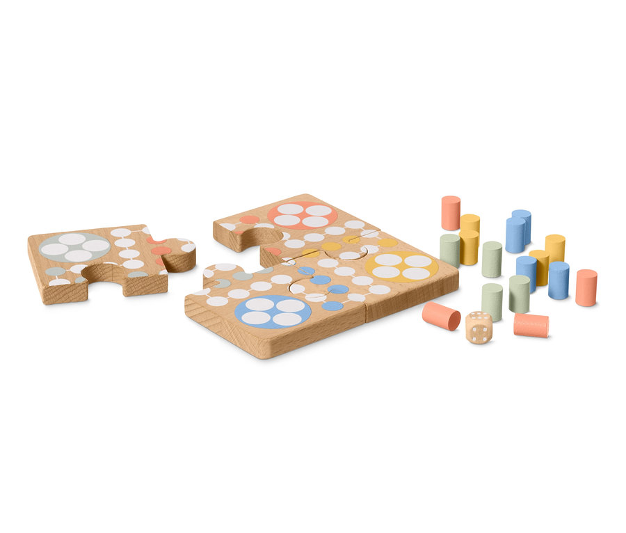 Deux pièces de puzzle Ludo, un jeu de pions colorés et un dé sur fond blanc.