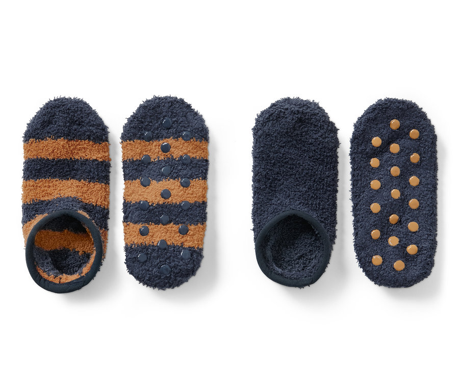 Deux paires de chaussons-chaussettes, une paire bleue avec des rayures marron, l'autre paire unie bleue.